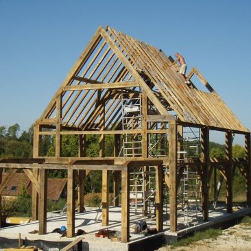 frame-with-rafters-construction-casestudy-oak-framed-newbuild-house-international-france.jpg
